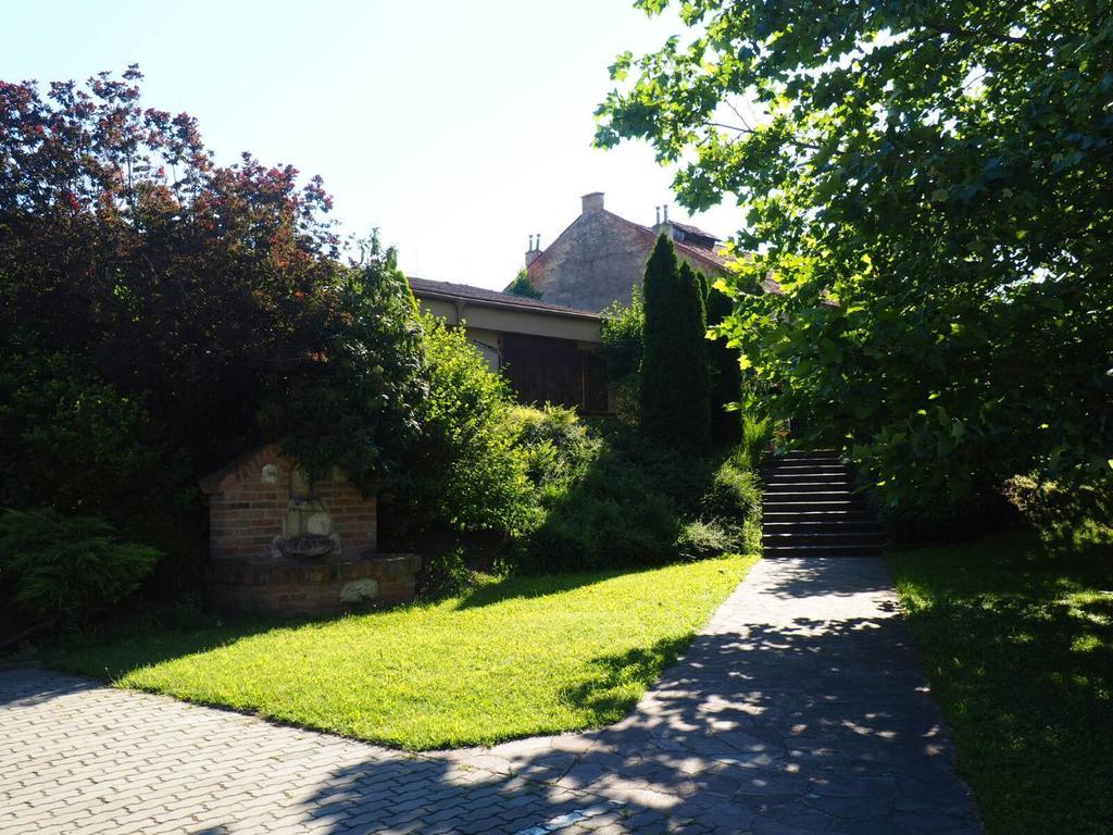 Penzion U Vlku Valtice Exterior foto